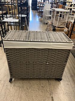 SONGMICS 160 L Rolling Laundry Hamper Rattan w/ 3-Section & Lid - Gray