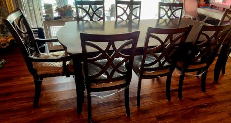 Nice table and chairs