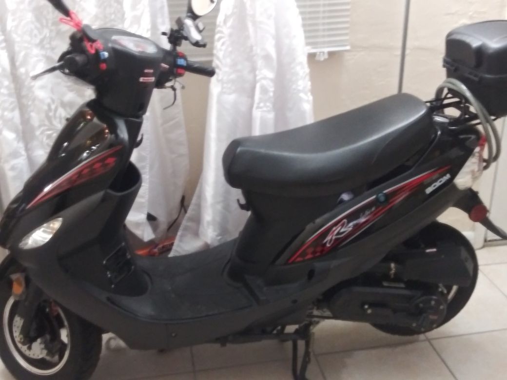 Motocicleta SCOOTER 2018. four time