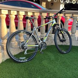 Giant Talon Mountain Bike (27.5 Wheels) 