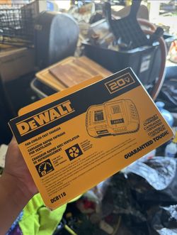 DEWALT FAN-COOLED FAST CHARGER