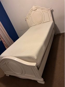 Full size bed and dresser w mirror $300