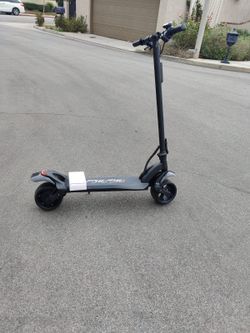 Brand New - Fast and powerful electric scooter - Wide tires Electric scooter 1000w 13.2ah battery 110v Wide tires Front and back suspension Digital