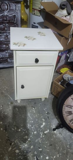 Beautiful Vintage Farmhouse Nightstand, Single Draw With Storage. Solid Wood Excellent Condition