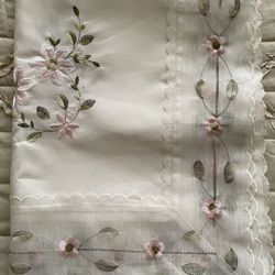 Tablecloth for a rectangular table. New.Size: 107•69 inches.