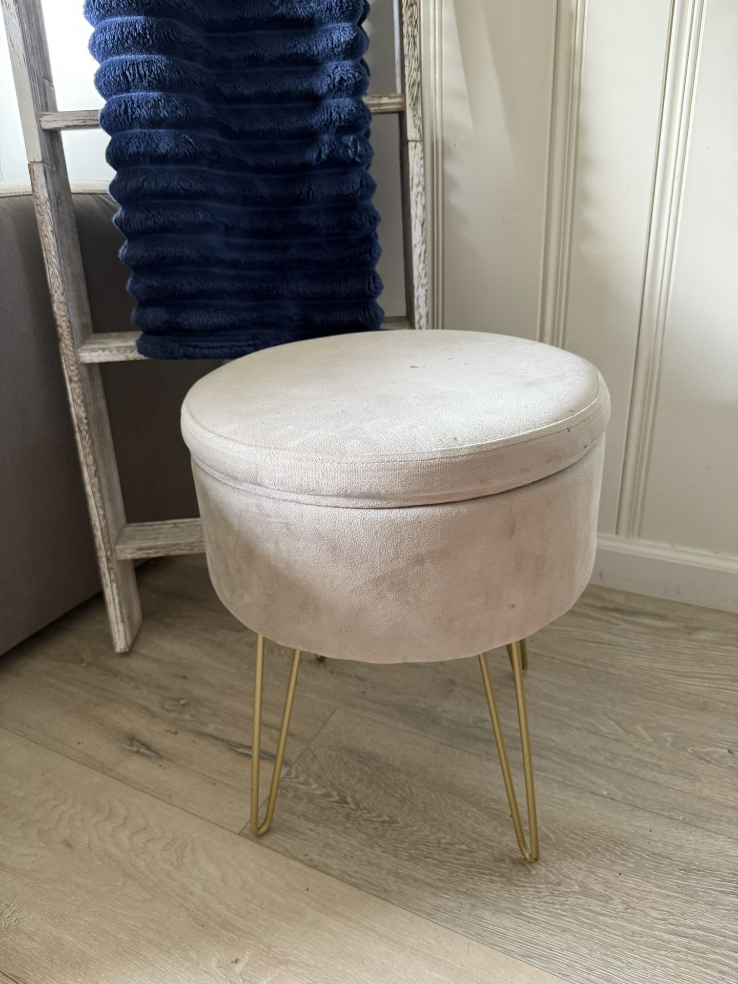 Ottoman w/Storage