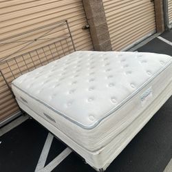 Queen size bed with Sealy posturpedic mattress/cama tamaño queen con colchon marca Sealy