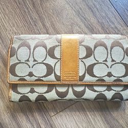 Coach wallet beautiful outside missing zipper pull