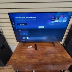 Samsung TV With Remote,wires, and Stand 