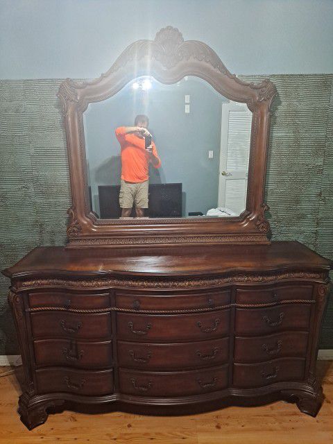Beautiful Ethan Allan Dresser W Mirror  And Large Hutch