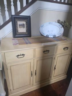 CHARMING VINTAGE SIDEBOARD  ( MCM DINING TABLE)