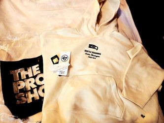 Beautiful cream Seahawks sweatshirt!