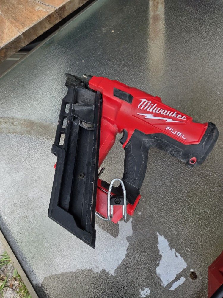 Milwaukee Nail gun 30 to 34°