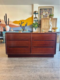 Wood Dresser / MCM / 6 Drawer / Danish-Style Teak / Vintage!