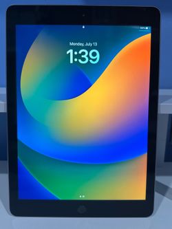 Apple iPad 5th Gen - 32GB - Space Gray (Excellent Condition)