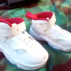 Like New! Children's Jordan Sz 5 Shoes
