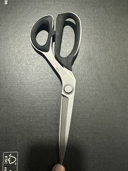 KAI 7230: 9-INCH PROFESSIONAL SHEARS
