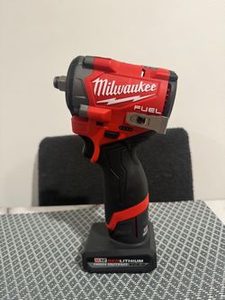 Milwaukee Impacto 1/2” M12 + Batería 5.0