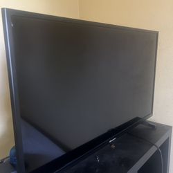 32” Hisense Flat Screen TV w/ Roku Remote