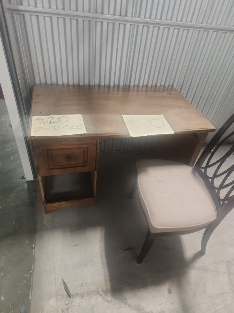 Nice desk- never used $20