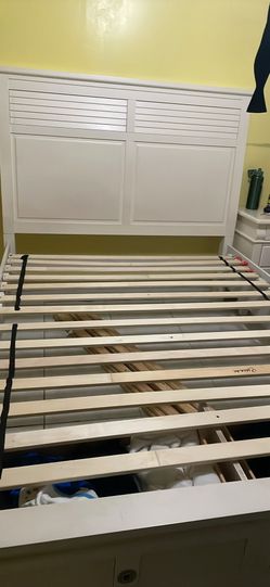 Cama queen  blanca estoy cerca del zoológico de Miami