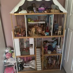 Luxury Girls Doll House With Over 14 Dolls Car &Clothes