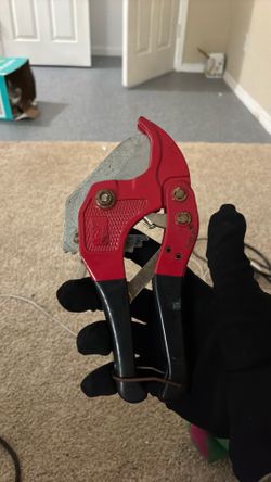 This is an Orbit ratcheting PVC pipe cutter designed for cutting pipes up to 1 inch in https://offerup.com/redirect/?o=ZGlhbWV0ZXIuSXQ= features heavy