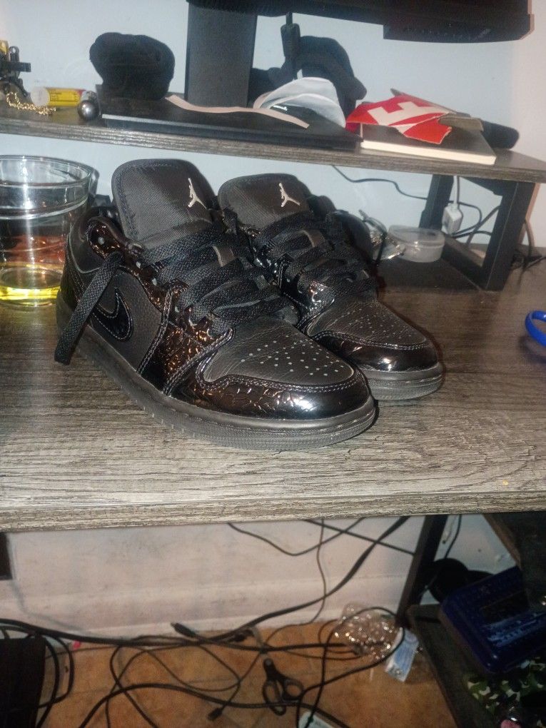 Size 7 Women Jordan 1 Low