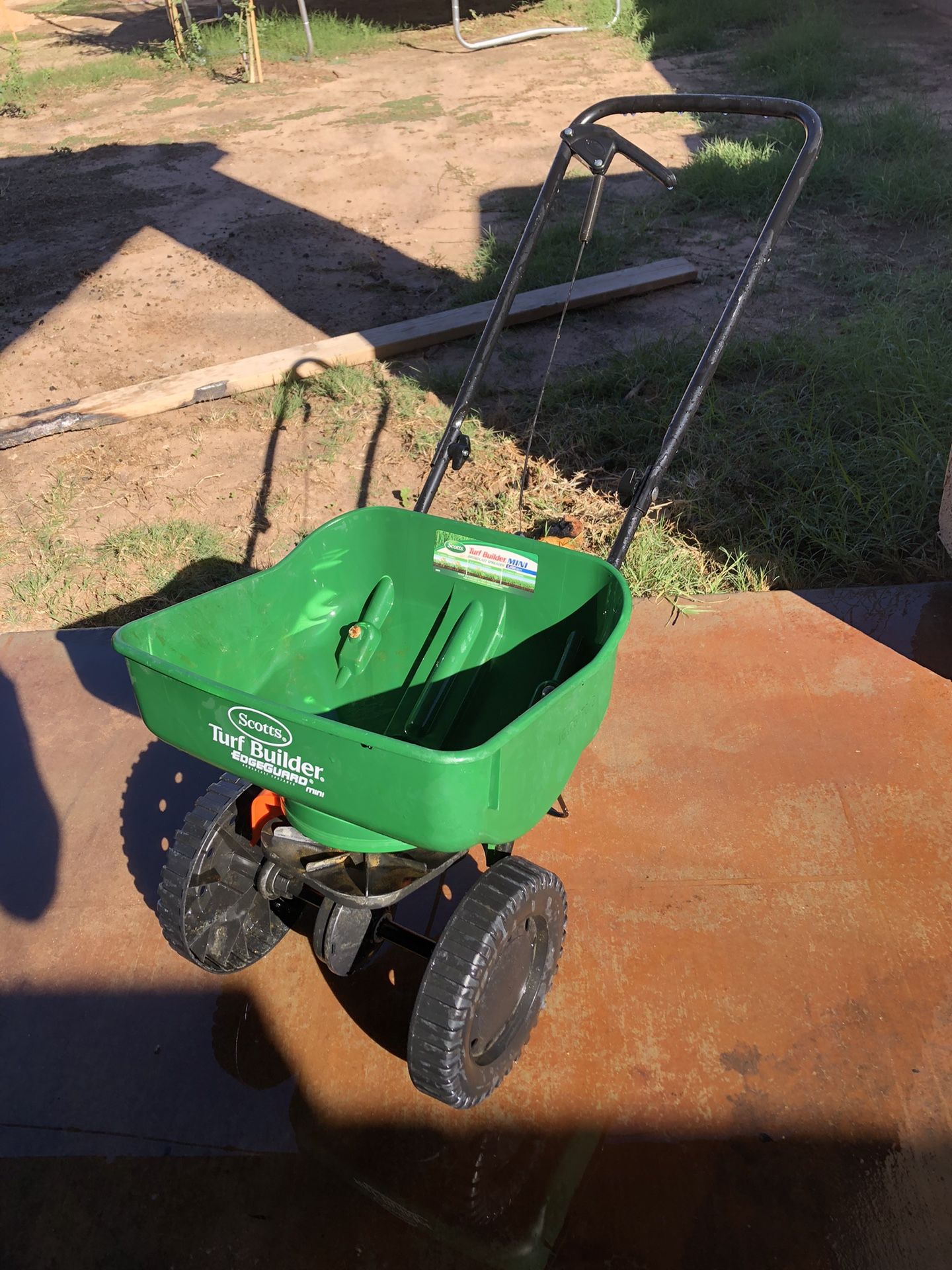Scott’s Turf Builder Edgeguard Mini Broadcaster Spreader