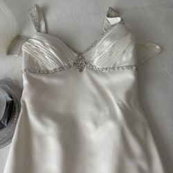 Wedding Dress With Train & Long Flowing Veil. Size 0, 5’2” Ivory, Tiara 