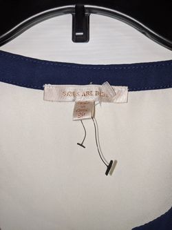 NWOT Skies are Blue small lace top