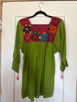 Blusa estilo mexicano size   M  $7