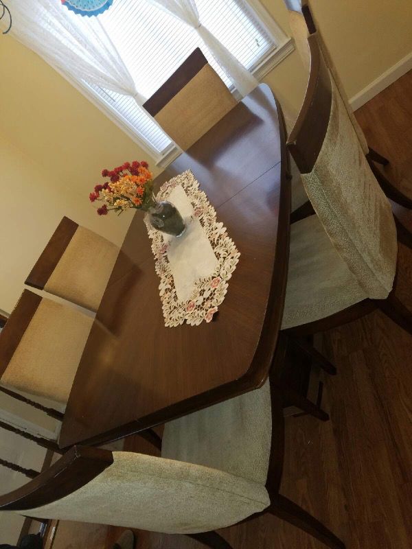 Beautiful Dining table with 6 chairs, Like Brand New!