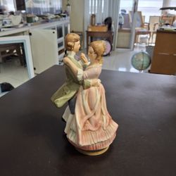 Vintage 1960's Rotating Music Box Plays "Somewhere My Love" Dancing Colonial Couple Made In Japan 8"H SEE DESCRIPTION 