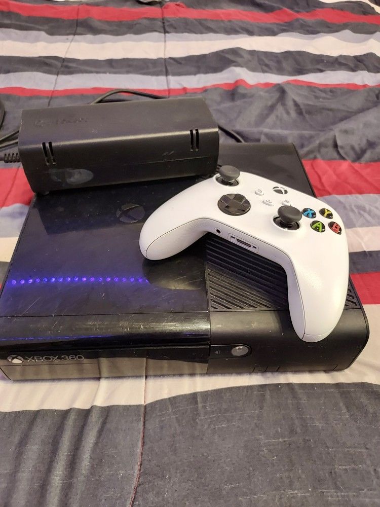 Xbox 360 With Xbox 1 Controller & NCAA Football Pre Installed 