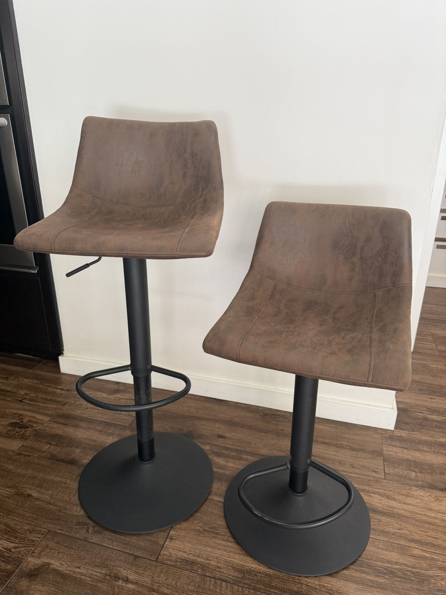🪑 Two Adjustable Stools – $25 for Both (OBO)🪑