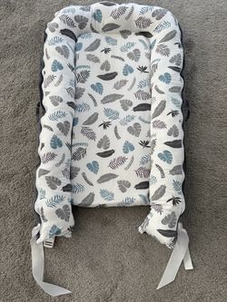 Baby Nest Pod Lounger Leaf Print