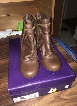 New leather shoes size 8 with box