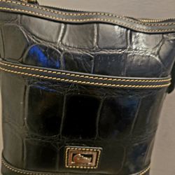 VINTAGE DOONEY & BOURKE BLACK AND GOLD CROCODILE TEXTURE LEATHER MEDIUM BUCKET CROSSBODY 