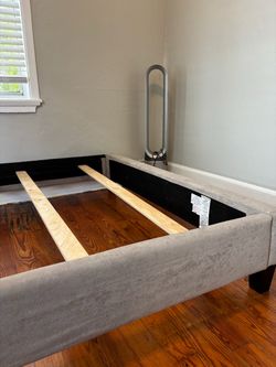 Queen bedframe