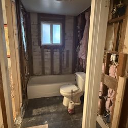 FREE Cast Iron Alcove Soaking Bath Tub (Right Drain) in West Seattle