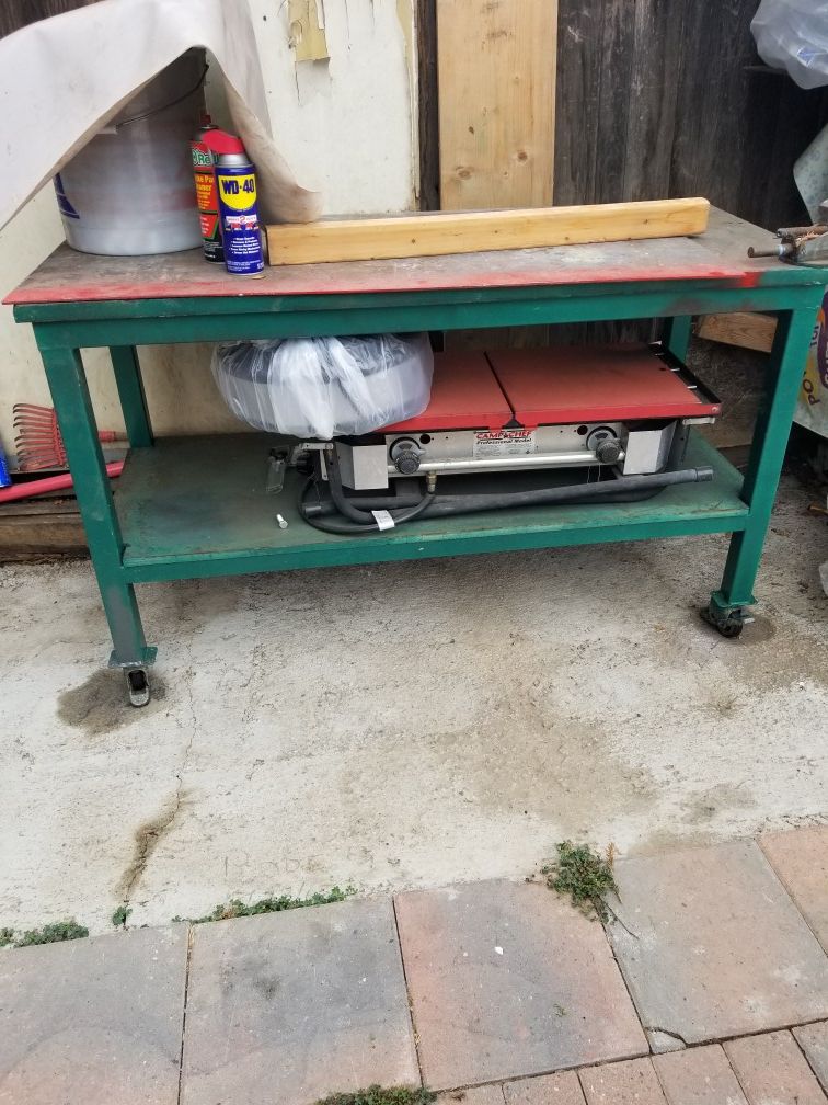 Mesa de metal buenas condiciones $190
