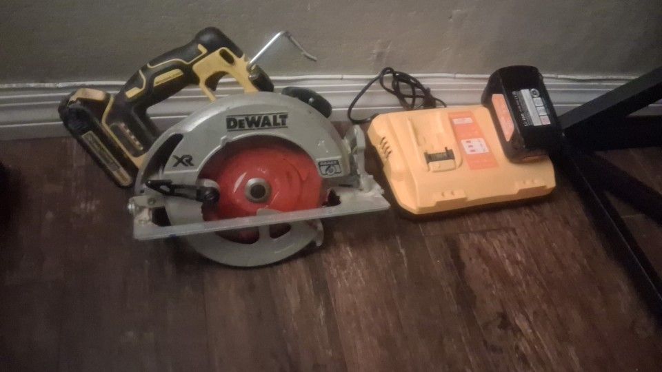 Dewalt Saw With 2 Batteries And Charger $110 Nothing Lower