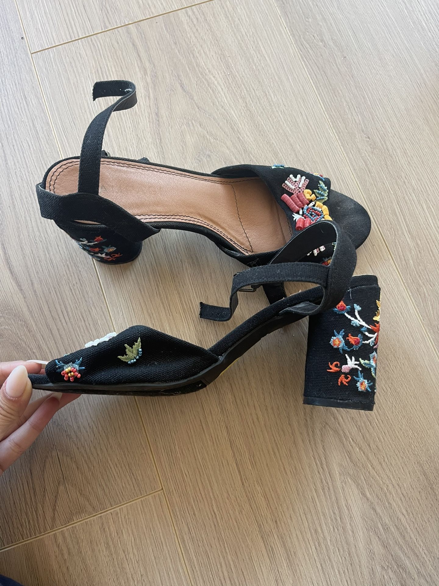 Black floral heel shoe, women’s size 9