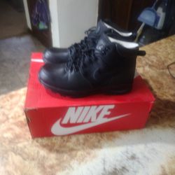 Nike monoa boots 
