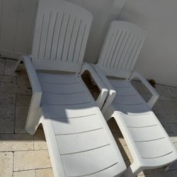 4 Plastic Lounge Chairs 