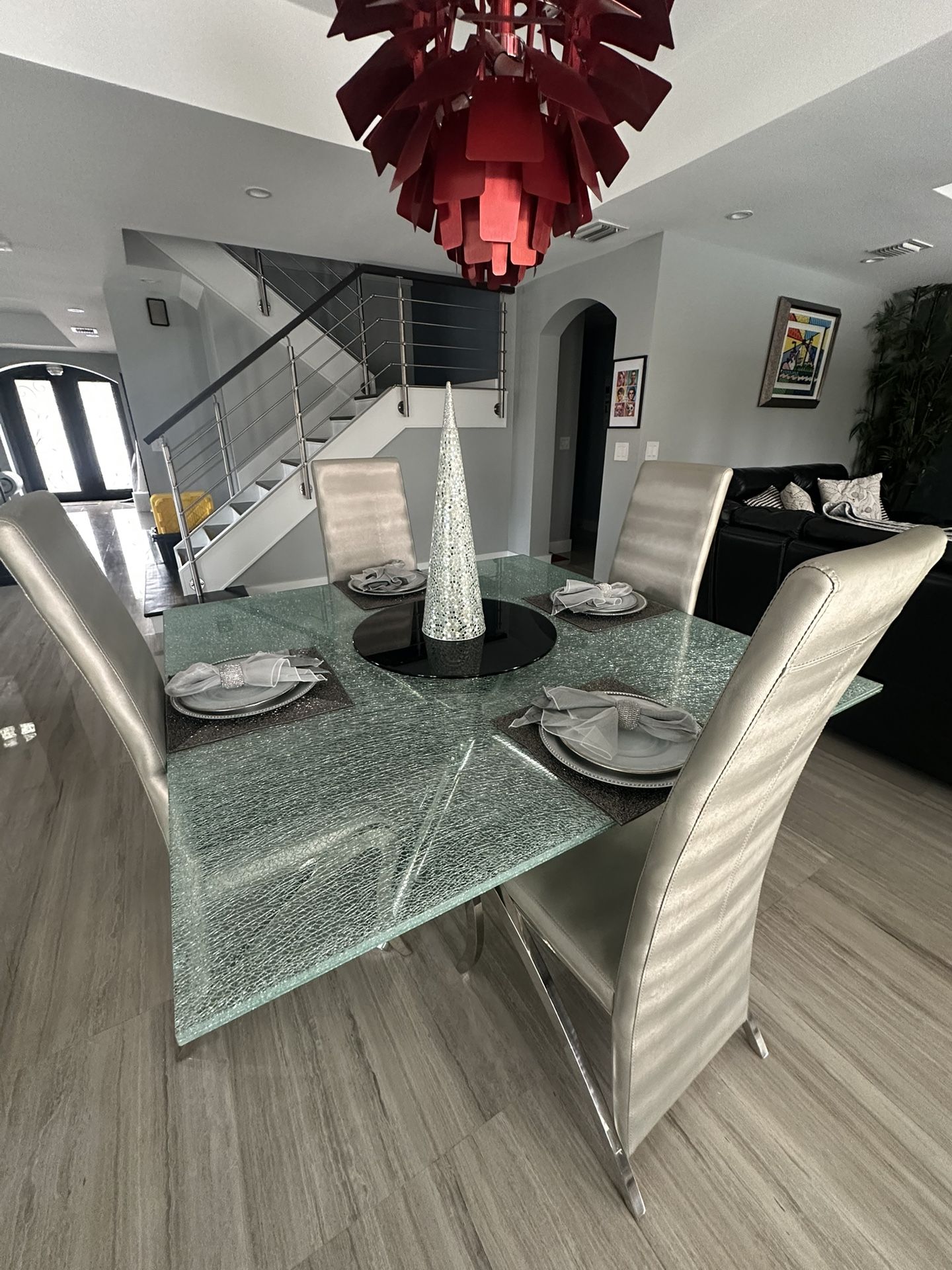 Modern Dining room set With 4 Chairs. Excellent Condition 