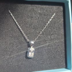 925 Italy Sterling Silver Chain And Pendant. 