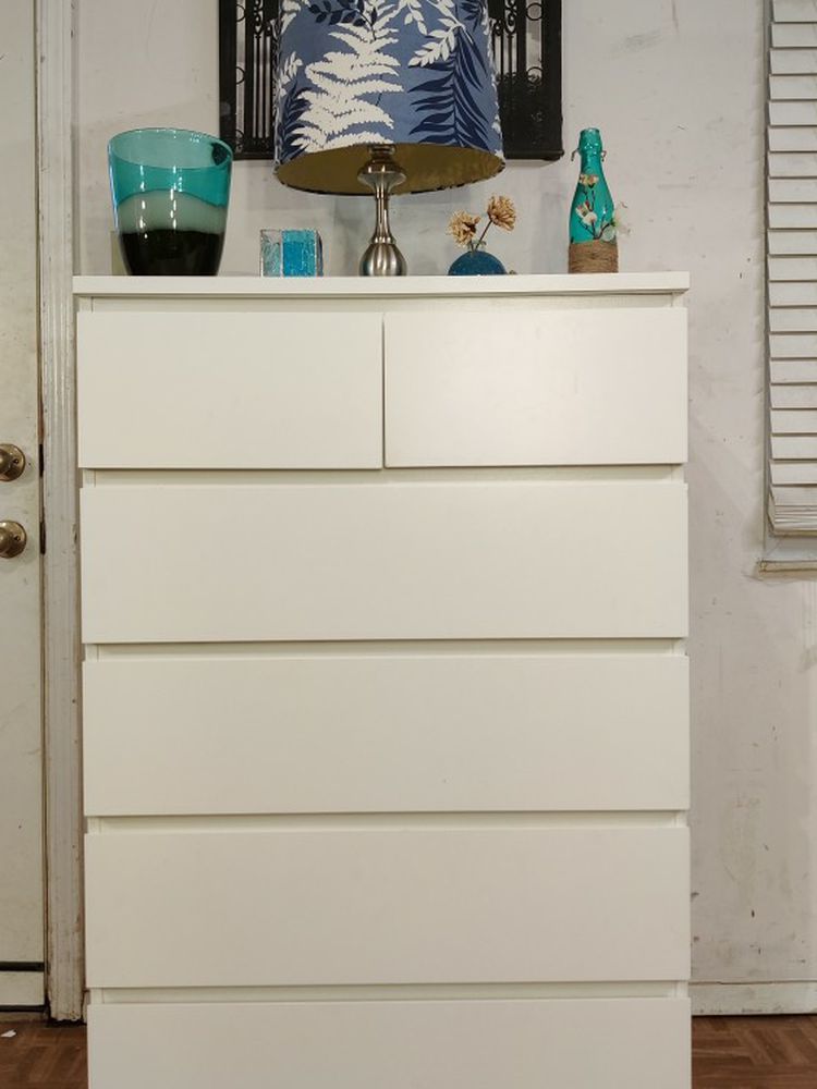 Nice big white chest dresser with big 6 drawers & glass top protector in good condition, all drawers working well driveway pickup. L31.5"*W19"*H48.5"