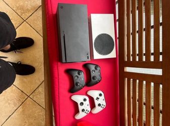 Xbox Series S / Xbox Series X And Controllers 